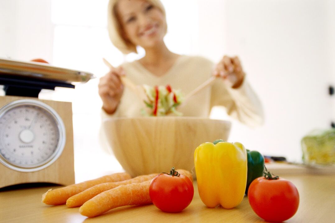 Una donna con diagnosi di diabete prepara il cibo per una dieta