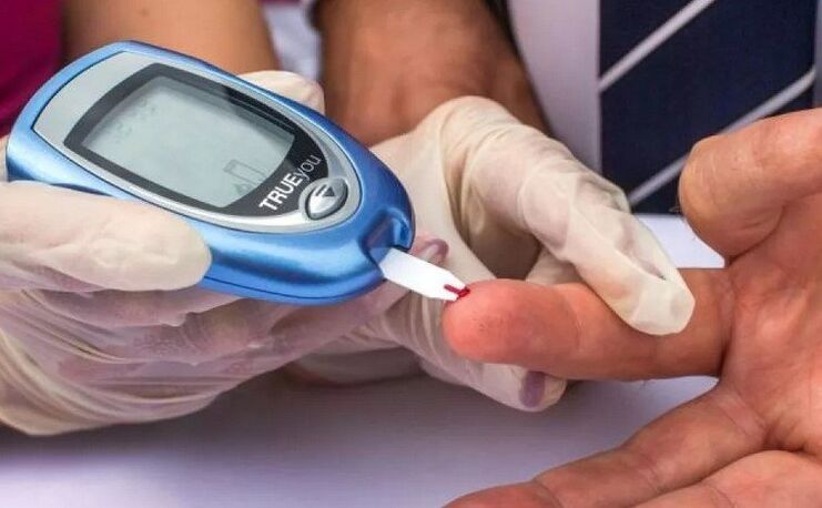 Una persona con fattori di rischio per il diabete deve sottoporsi ad analisi del sangue per i livelli di glucosio.